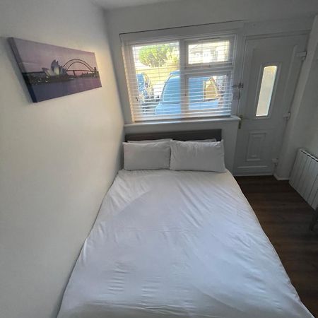Fantastic Studio, Private Bathroom And Mini Kitchen. Thamesmead  Екстериор снимка