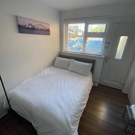 Fantastic Studio, Private Bathroom And Mini Kitchen. Thamesmead  Екстериор снимка