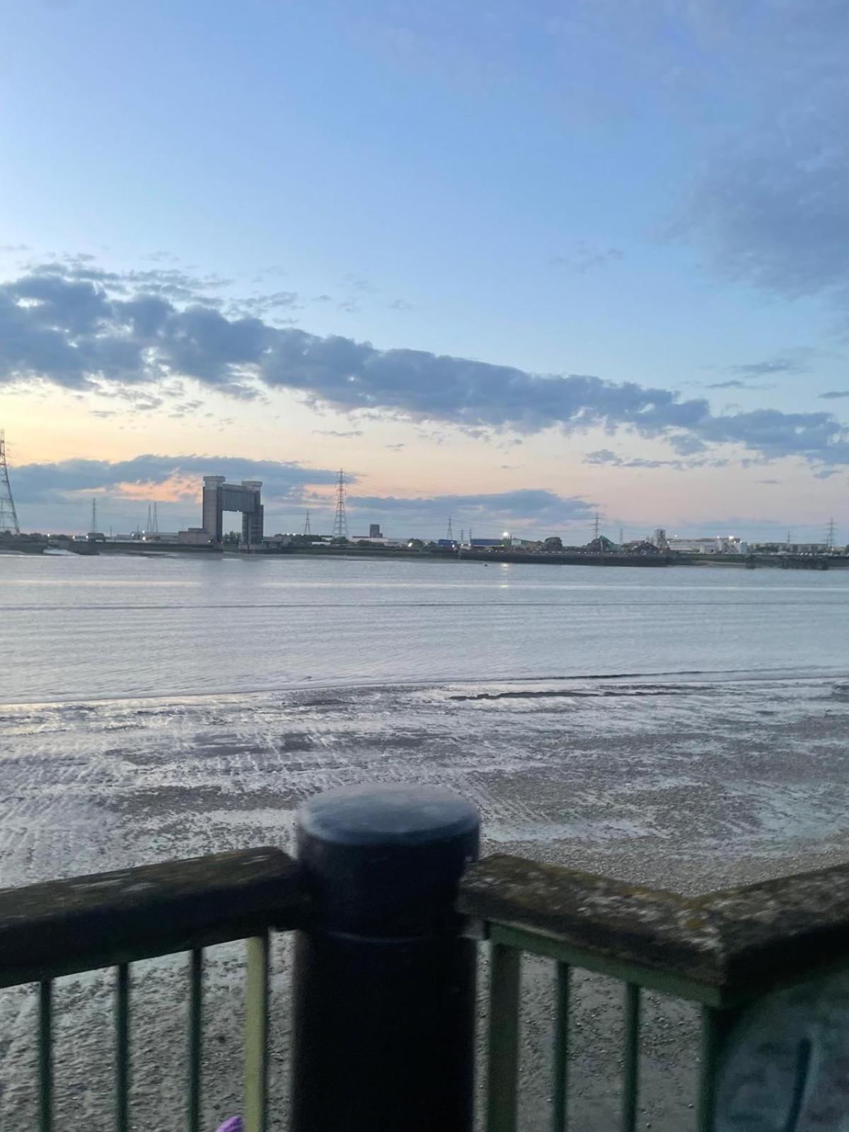 Fantastic Studio, Private Bathroom And Mini Kitchen. Thamesmead  Екстериор снимка