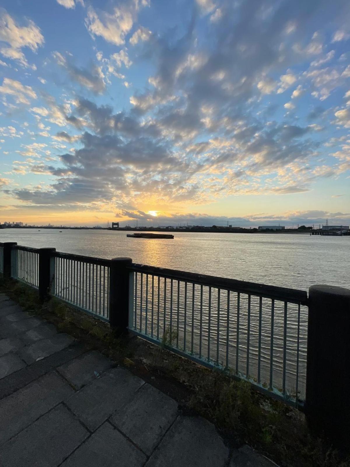 Fantastic Studio, Private Bathroom And Mini Kitchen. Thamesmead  Екстериор снимка