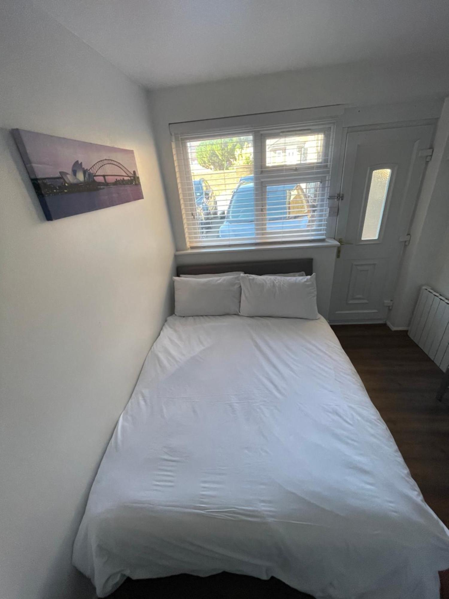 Fantastic Studio, Private Bathroom And Mini Kitchen. Thamesmead  Екстериор снимка