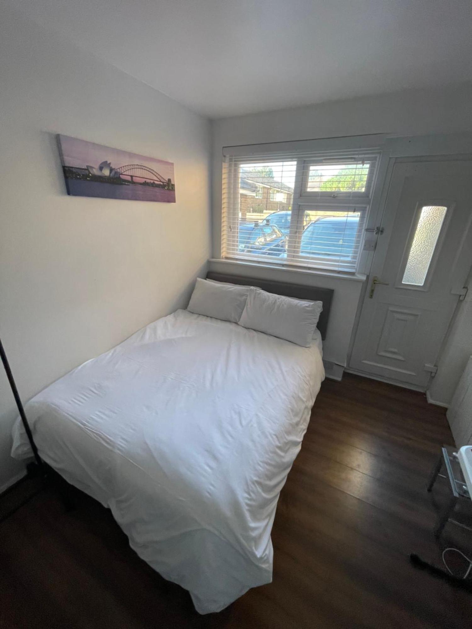 Fantastic Studio, Private Bathroom And Mini Kitchen. Thamesmead  Екстериор снимка