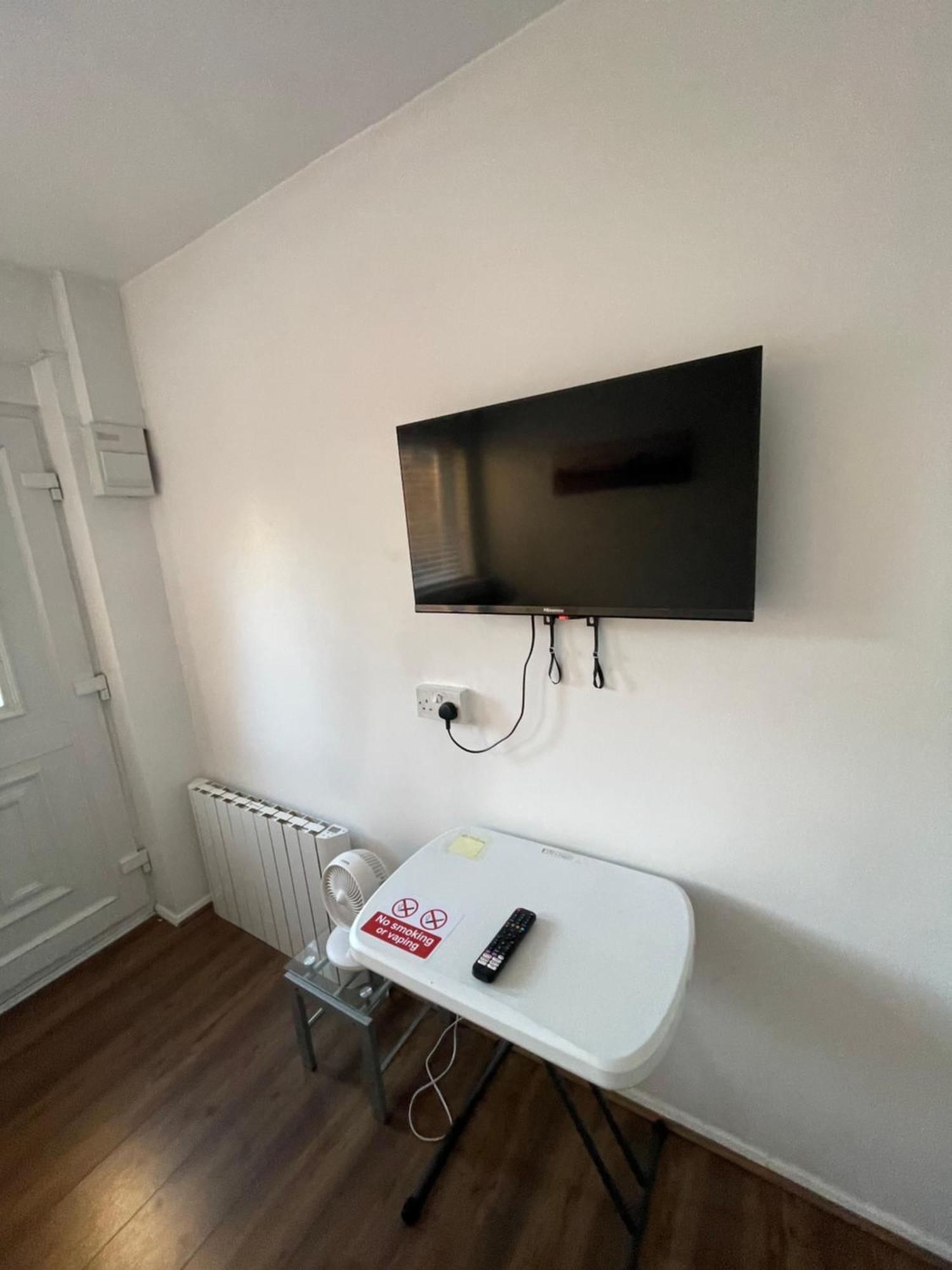 Fantastic Studio, Private Bathroom And Mini Kitchen. Thamesmead  Екстериор снимка