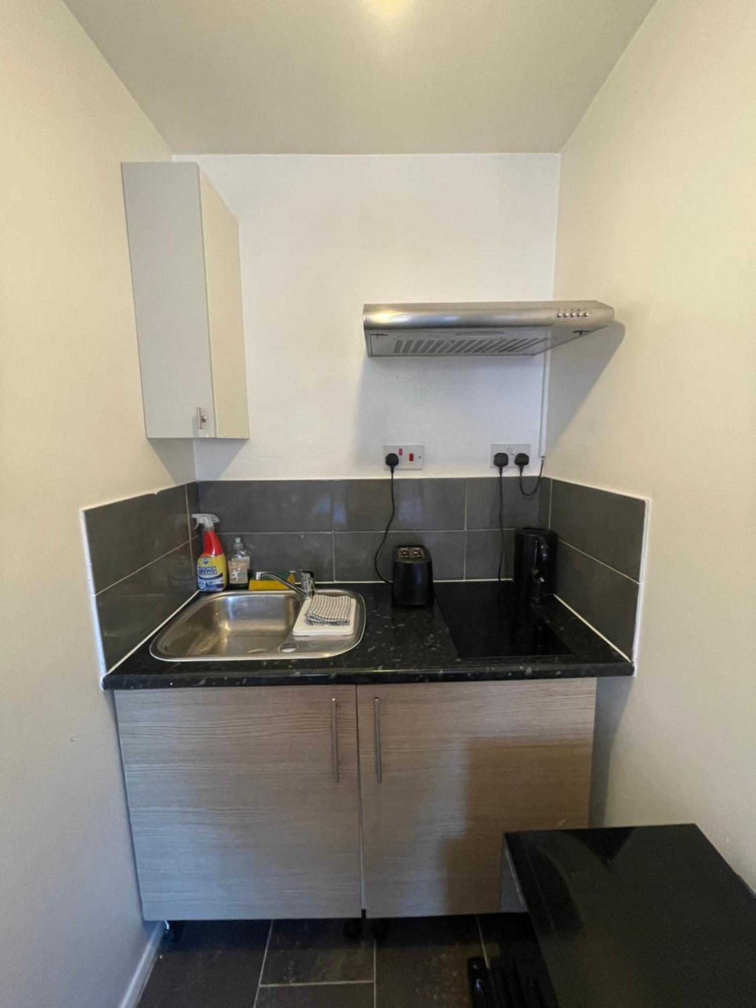Fantastic Studio, Private Bathroom And Mini Kitchen. Thamesmead  Екстериор снимка