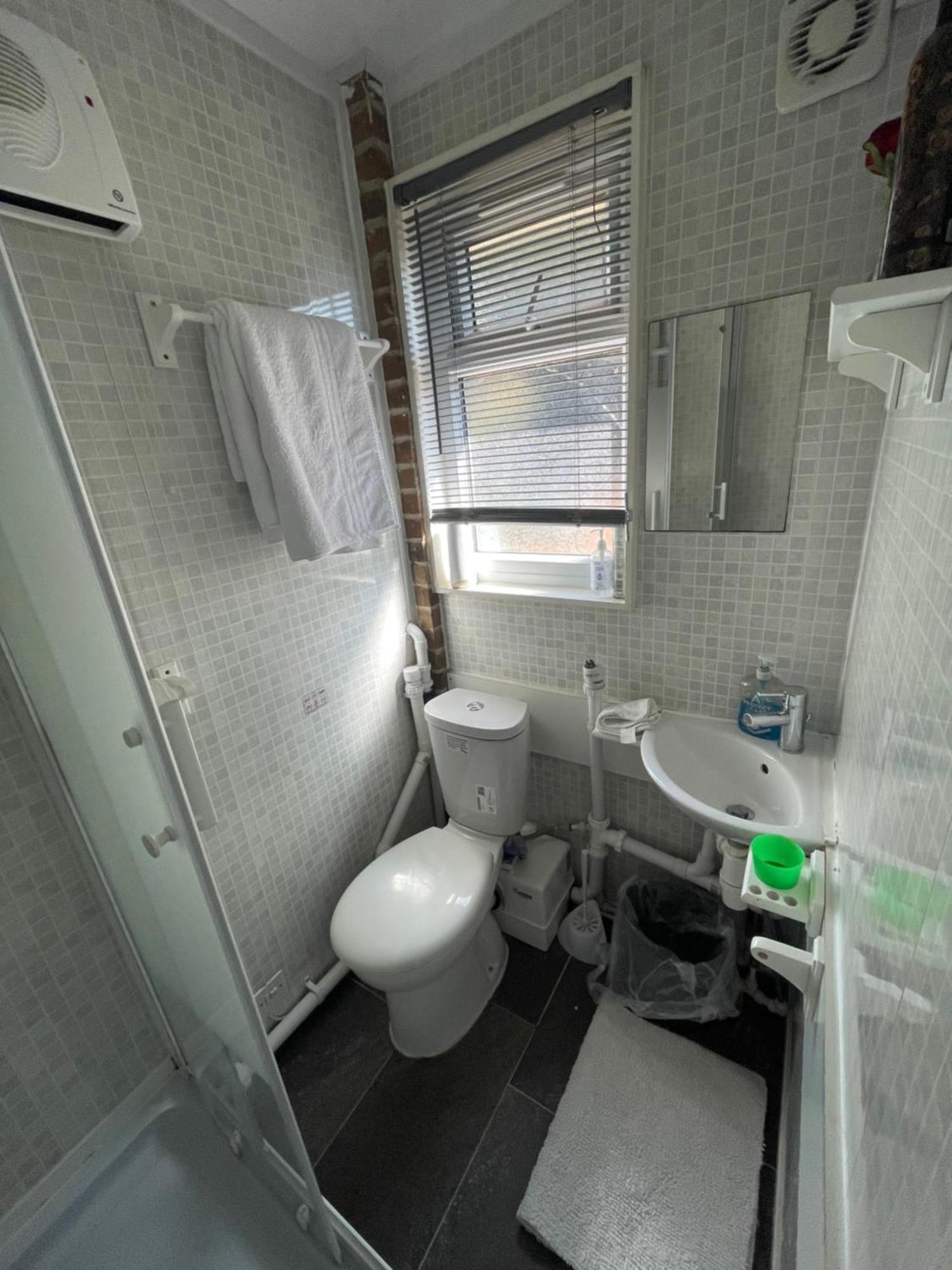 Fantastic Studio, Private Bathroom And Mini Kitchen. Thamesmead  Екстериор снимка